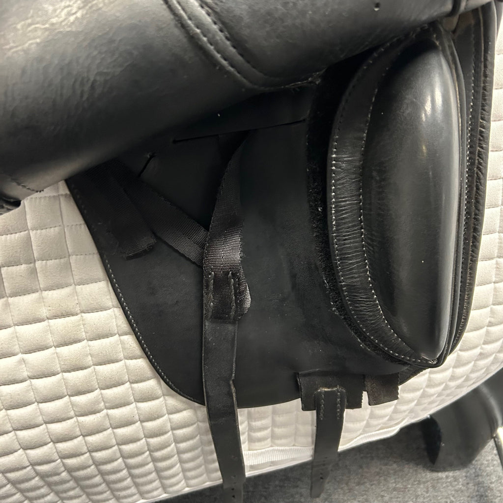 HOLD: Used Schleese Obrigado 17.5" Dressage Saddle