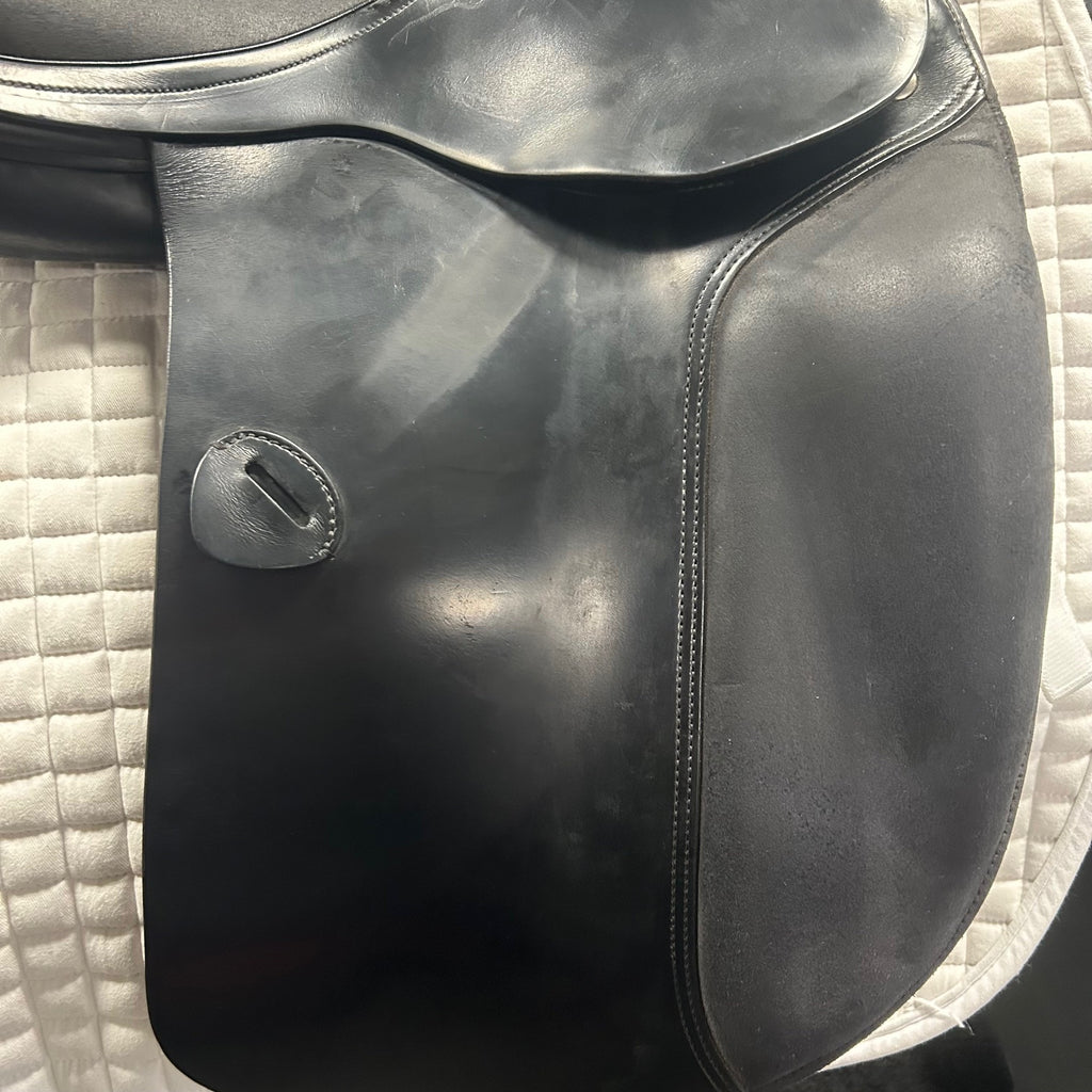 Used Amerigo Vega Dressage Saddle 17"